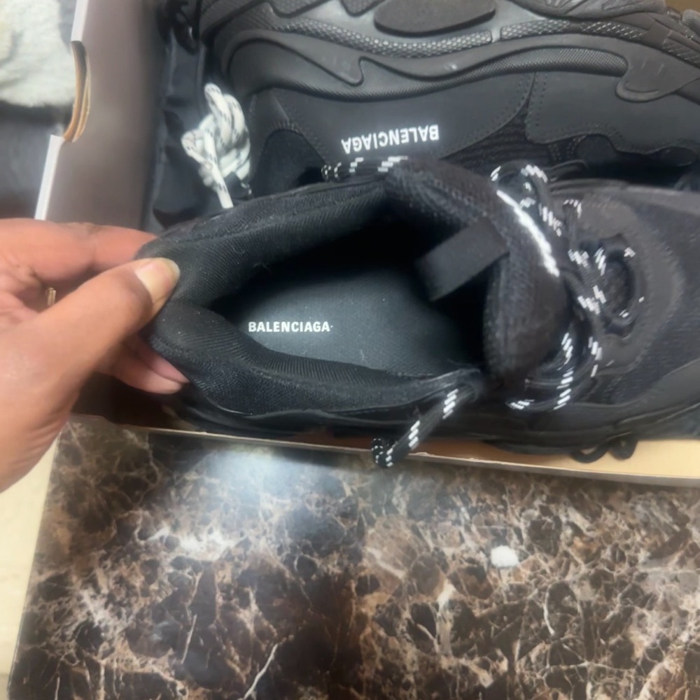 Balenciaga White Box - Picture 3 of 6